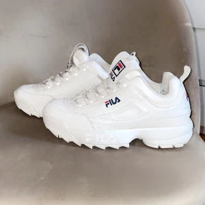 Fila skor - Helt nya fila skor som bara legat i garderoben i 1 år Stl 39 (stora i storleken) jag har 37-38 o passar mig 