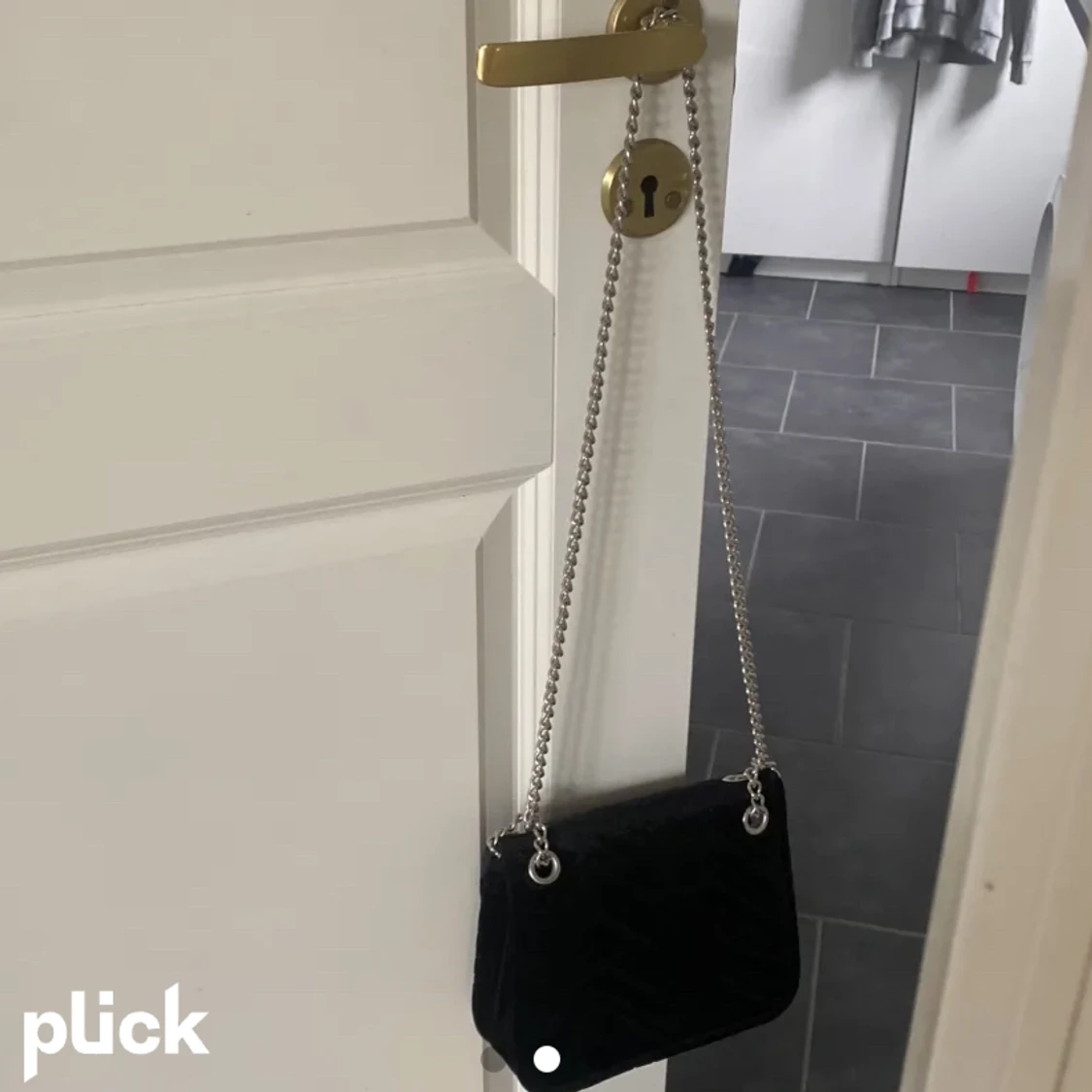 Säljer en svart alldeles ny väska med silvrig kedja, bra med plats i den och ny, banden gör inte ont att ha mot sig och matchar bra till ungefär alla outfits  - 90