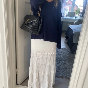 Vit långkjol  - Säljer nu denna vita långkjol från NA-KD köpt för 1,5 år sedan men inte kommit till användning så jag har en liknande. Är 172 och går med till fötterna på mig. Tryck på ”köp nu” om ni vill köpa den. 