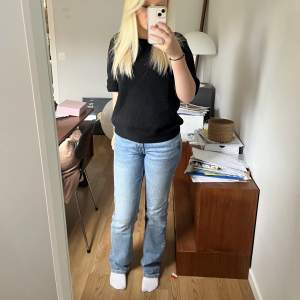 säljer dessa blåa jeans från weekday. midwaist (twig). sitter superfint och är skönt jeans material. pris kan diskuteras 💗💗