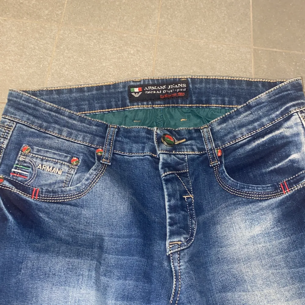 Armani Jeans, storlek 30/31. Köpta i USA för 10+ år sedan. Säljs då de inte passar mig längre, inga speciella defekter på dessa. Billigare vid snabb affär!. Jeans & Byxor.