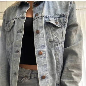 Levis Jeansjacka - Jeansjacka köpt här på plick men kommer inte till användning, herrmodell ca storlek s. lånade bilder, kan skicka fler vid behov