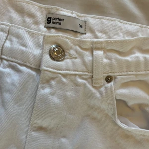 Mom jeans - Storlek: 38 Från: Gina tricot Skick: aldrig använt. Använt men i bra skick! 🧸 Postar med PostNord och tar bara emot Swish! Skriv för mer info🩷