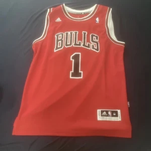 Derrick rose  - Säljer denna för jag aldrig använder den passar typ inte med nått ge pris förslag om due ej nöjd med priset 