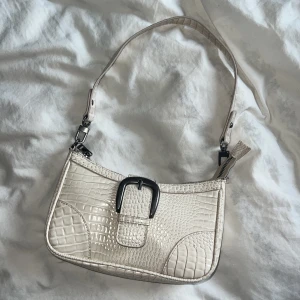 Axel väska - Från Urban outfitters. Passar till alla outfits. Som nu!! Offwhite