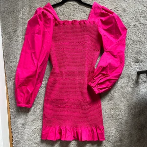 💕Rosa kort off-shoulder klänning💕 - Såå fin rosa klänning som man kan bära både off shoulder eller vanlig. Puffiga armar och tight figur! Passar till både heels och med sneakers. Nyskick