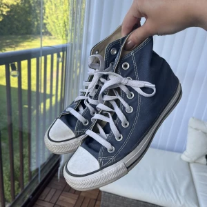 Converse - Skitsnygga äkta converse! Kommer aldrig till användning så därav säljer jag. Köptes för ca 1 år sen och har inte använts mycket. Tvättar självklart av dom vid köp💗