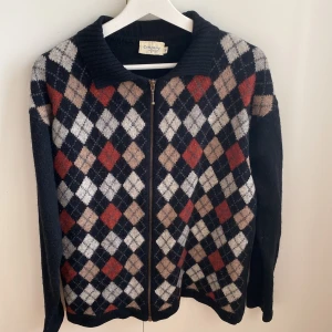 Stickad kofta med dragkedja  - Supercool finstickad svart rutig kofta med dragkedja och krage💓 bra skick⭐️ säljer då den inte kommer till användning💌