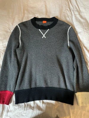 Boss orange tröja - Boss orange. Strlk M men sitter som S, cond: second hand fynd men väldigt bra skick. 