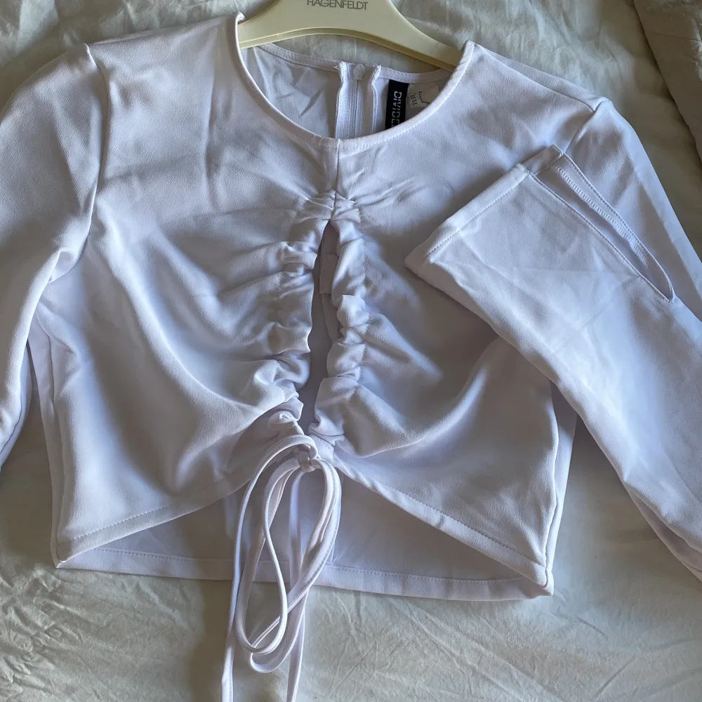 En fin vit tröja ifrån H&M i storlek S sitter fint på, dragkedja i ryggen, använd få gånger . Toppar.