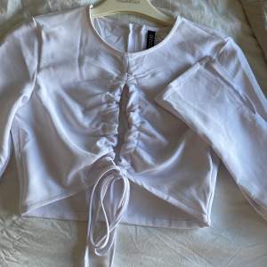 En fin vit tröja ifrån H&M i storlek S sitter fint på, dragkedja i ryggen, använd få gånger 