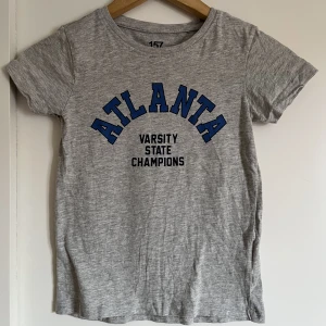 Baby tee  - En baby tee som är köpt på lager 157 för några månader sen och har tyvärr inte blivit använd så mycket, ungefär 4-5 gånger. Den är i bra skick.