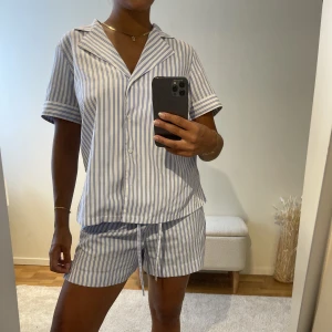 Pyjamas set - Säljer detta så fina set från NA-KD 🤍🧸Båda delarna är i storlek M 