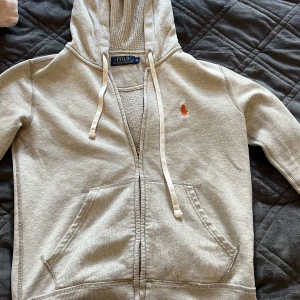ralph lauren kofta - säljer denna ass snygga kofta då den är för liten för mig nu, den är lite mer vintage och därför snyggare! Säljs för 600kr och köptes för 1200k, pris kan alltid diskuteras. Den säljs dock inte längre i butik!!🫶🏽