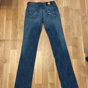 Ej använda vintage jeans i mycket gott skick. Straight leg low Rise  Storlek: 25 Färg: blå Ordinarie pris 2000kr