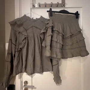 Neo noir  - Blus o kjol från neo noir med lapparna kvar. Nypris på blusen är 749 och kjolen 599 💋