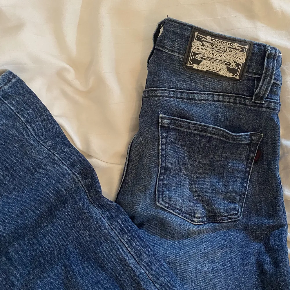 Lågmidjade jeans som går ut vid fötterna, passar bra i längden på mig som är 160💓. Jeans & Byxor.