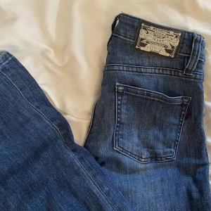 Jeans - Lågmidjade jeans som går ut vid fötterna, passar bra i längden på mig som är 160💓