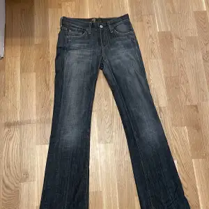 Knappt använda jeans, typ flaire och low Rise. Storlek: 25 Färg: svart ish Ordinarie pris 1500kr