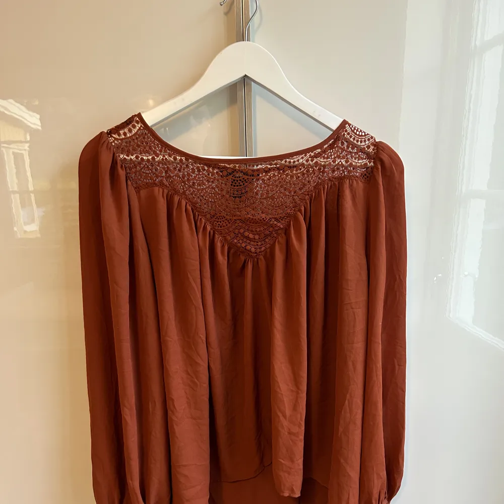 En fin roströd tröja som inte använts på några år då den inte passar. Den är i fint skick och i storlek 38😃. Blusar.