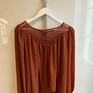 En fin roströd tröja som inte använts på några år då den inte passar. Den är i fint skick och i storlek 38😃