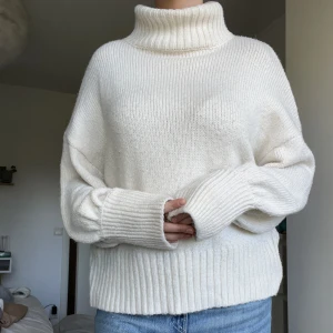 Stickad tröja - Mysig stickad tröja från Ellos, str 38/40, med hög krage som går att vika i önskad höjd. Färgen är cremevit. Skicka meddelande vid frågor😊