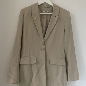 Beige linne kavaj  - Beige linne kavaj från Gina är lite oversized passar absolut någon som har S 
