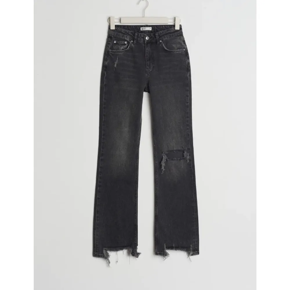 Säljer mina favvo jeans eftersom de har blivit för små! Gråa low Waist bootcut storlek 36 299+frakt 💓💓 pris kan diskuteras . Jeans & Byxor.