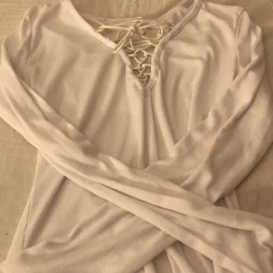 Tunn tröja  -  en långärmad tröja med i fint skick och man kan snöra den vid urringningen väldigt fin och inte använt många gånger