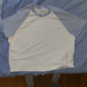 Vit och Blå Topp - En vit och blå kort-topp i storlek XL - från H&M!😍 Den här toppen använde jag för längesen när jag tog modet att gå utanför min comfortzone för första gången och visa lite kött!😍 Användt få antal gånger men bra start för att komma ur sin comfortzone!⚡️🤝🏼