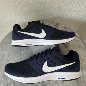 Nike Downshifter 7 - Oanvända löparskor.  Namn: Nike Downshifter 7 Storlek: 45 EUR Skick: 10/10 Original box: Ja 
