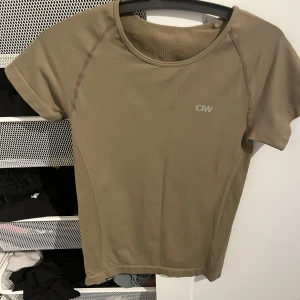 ICIW Topp - Säljer denna ICIW T-shirt då den ej kom till användning, använd en gång. Därav i nyskick, nypris runt 299kr. Hör av er vid frågor eller tryck gärna på köp nu 🤗💘