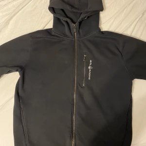 Sail racing hoodie  - Säljer min sail racing hoodie i jätte bra skick, har bytt stil så kommer inte till användning, skick 9/10 inga skador eller slitningar 