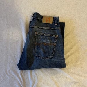 Snygga jeans! - Jeans från nudie jeans co som är stora på mig! Passar dock m och har jättesnygga fickor🤩💕