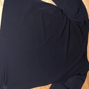 Top - Har köpt den från H&M i storlek S. Den passar inte mig Längre och är lite kort. Materialet passar dock inte För vintern men för sommaren så är det Perfekt! Säljer för 150kr och priset diskuteras. 