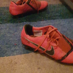 Bara använda några gågnger  - Nike fotbolls skor size 39 kan passa 38 och 40 kör bara meet up 