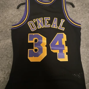 Shaq O’neal jersey - En Shaq O’neal jersey av lakers, helt ny utan prislapp, passar inte därav säljer jag.
