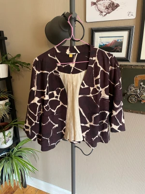 Leifsdottir kavaj - Såå fin kavaj från Leifsdottir (US). Dyr I inköp och kvalitetskavaj. Såå fint giraffmönster (?) Passform åt boxigare hållet, lite kortare i längd och arm  Material: 55% linen, 42% viskos, 3 % spandex