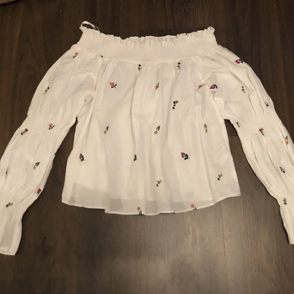 Zara off the shoulder blouse! Stl. Small but can fit Medium too! Brand new never used!!. Blusar.