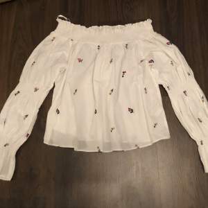Zara off the shoulder blouse! Stl. Small but can fit Medium too! Brand new never used!!