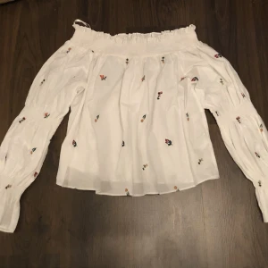 Zara off the shoulder blus Small NY! - Zara off the shoulder blouse! Stl. Small but can fit Medium too! Brand new never used!!