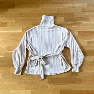 Ny beige tröja  - Beige tröja aldrig använd. Storlek S men går mer åt M