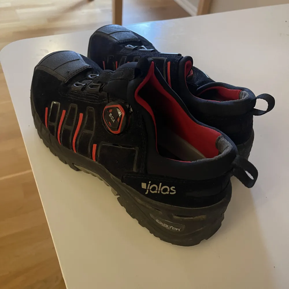 Säljer min killes Jalas skor då han aldrig använder dom. Som är i väldigt bra skick  Storlek 40 men är lite större i storleken . Skor.