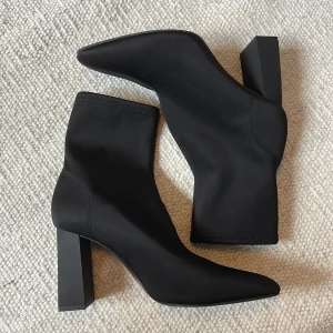 Stövlar  - Helt oanvända stövlar från zara i stl 36. Materialet är strechit tyg och klacken är ca 8 cm.