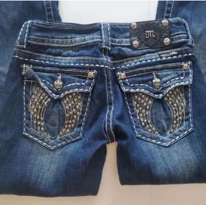 Miss me jeans  - Miss me jeans🤍 köpta för 2000 säljer pga förstora storlek 28 dom är straight 