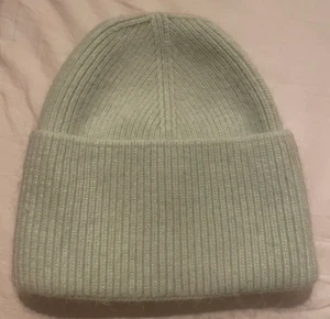 ALVII mössa! - Oanvänd mössa från ALVII i supermjukt och mysigt material. Nyskick! Frakt tillkommer ❤️