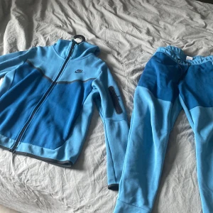 Nike tech fleece - Väldigt sällsynt dress. Slutsåld överallt. Köpte för cirka 2500 på Nike i mall of Scandinavia. Säljer eftersom jag bytt stil. Pris kan diskuteras