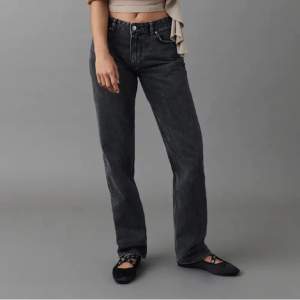 Trendiga low rised jeans från Gina! Ny skick nästan aldrig använda. Köpte för 599 säljer för 139!