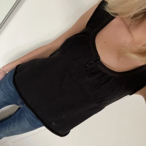 Topp - Såå gullig topp med broderade blommor💕