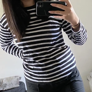 Randig tröja  - Säljer denna randiga tröja ifrån lager 157. Ny pris är 100 kr och jag säljer den för 50 kr. Endast använd 1 gång💕